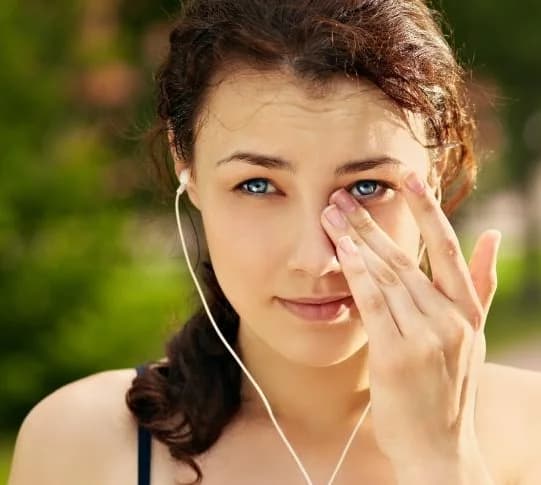 Dry eyes can be triggered by wind, sun, and outdoor activity in the Atlanta area