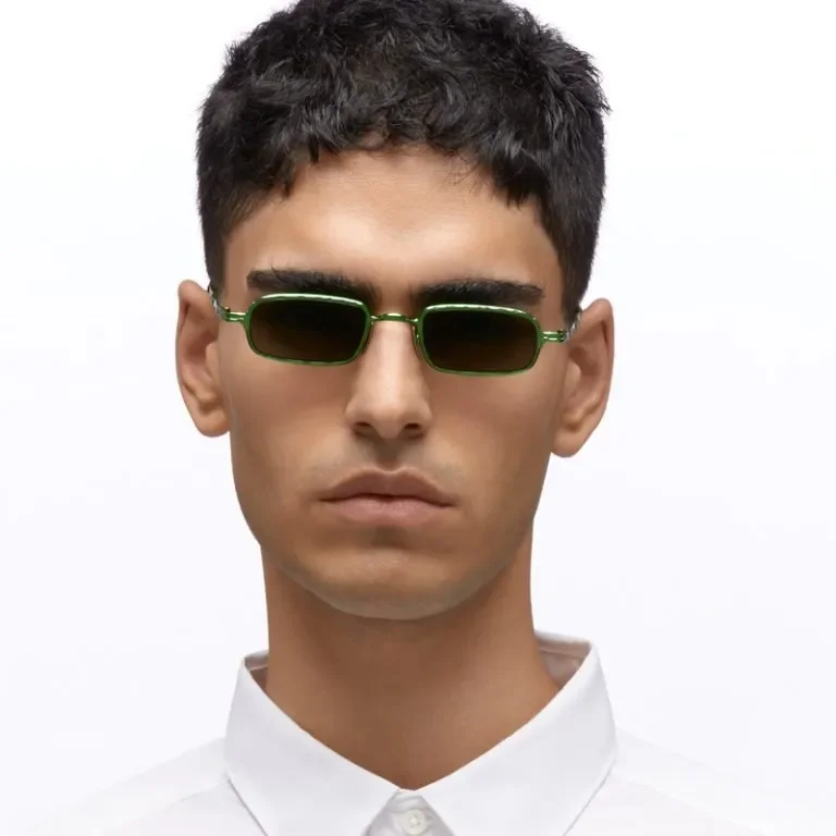 Model wearing the KUBORAUM Z18 Mask sunglasses, front-facing view
